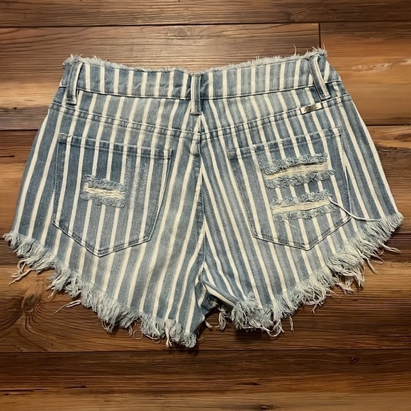 KanCan highrise striped shorts size medium - Picture 4 of 8